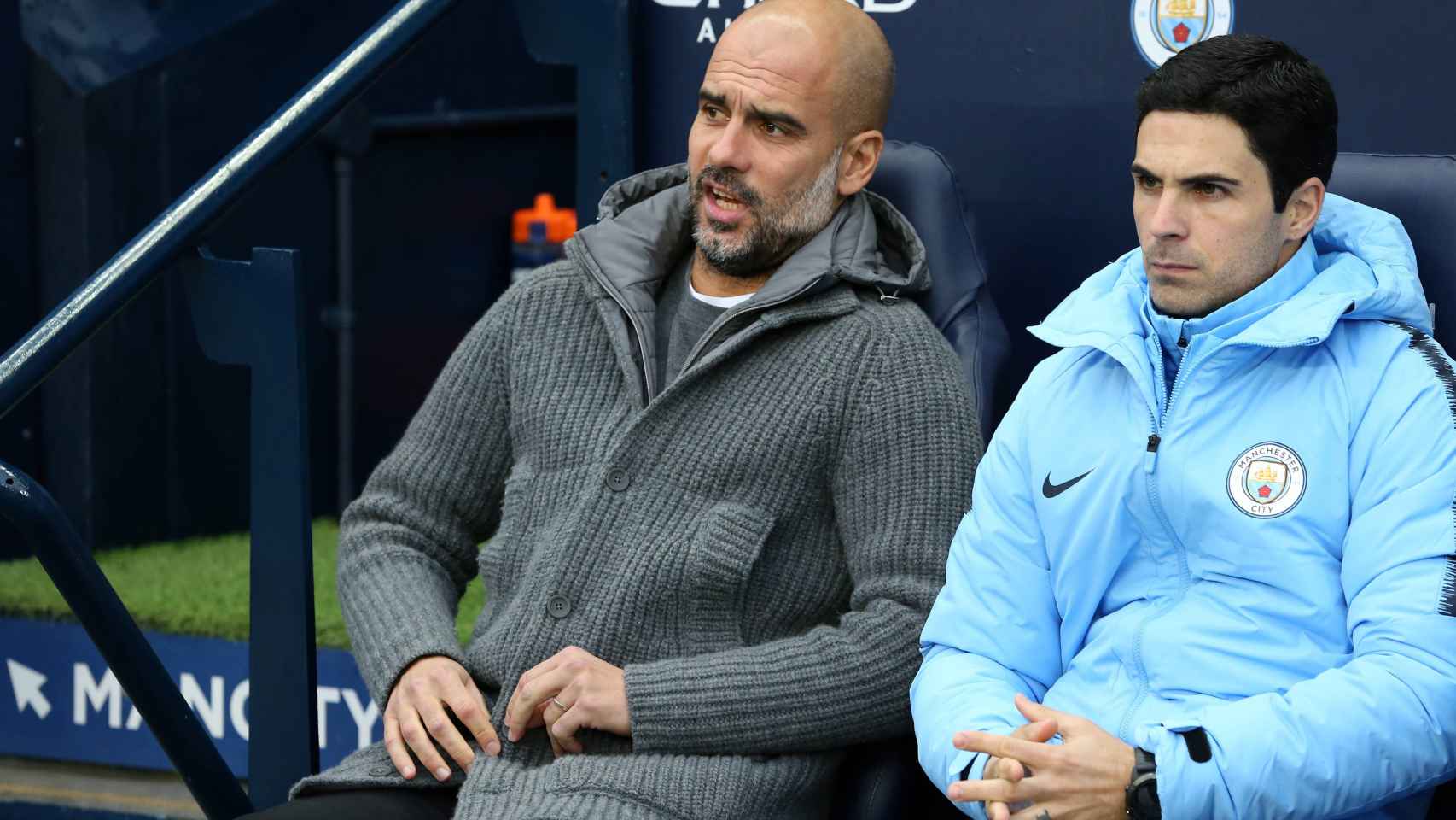 Pep Guardiola y Mikel Arteta, segundo entrenador, en el banquillo del Manchester City