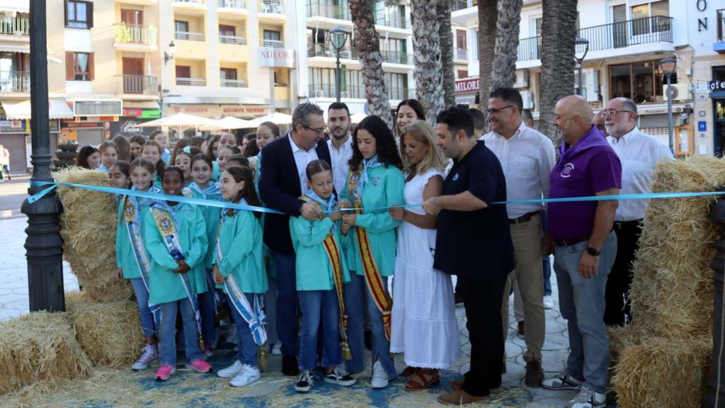 Toni Pérez y las reinas de las fiestas en la apertura de la feria del 9 d'Octubre.