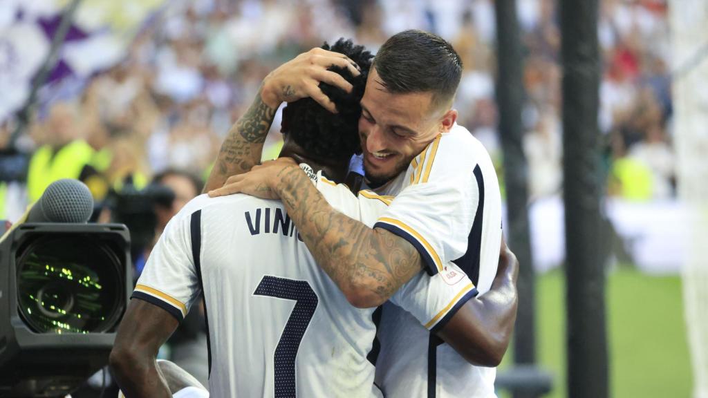 Vinicius y Joselu celebran