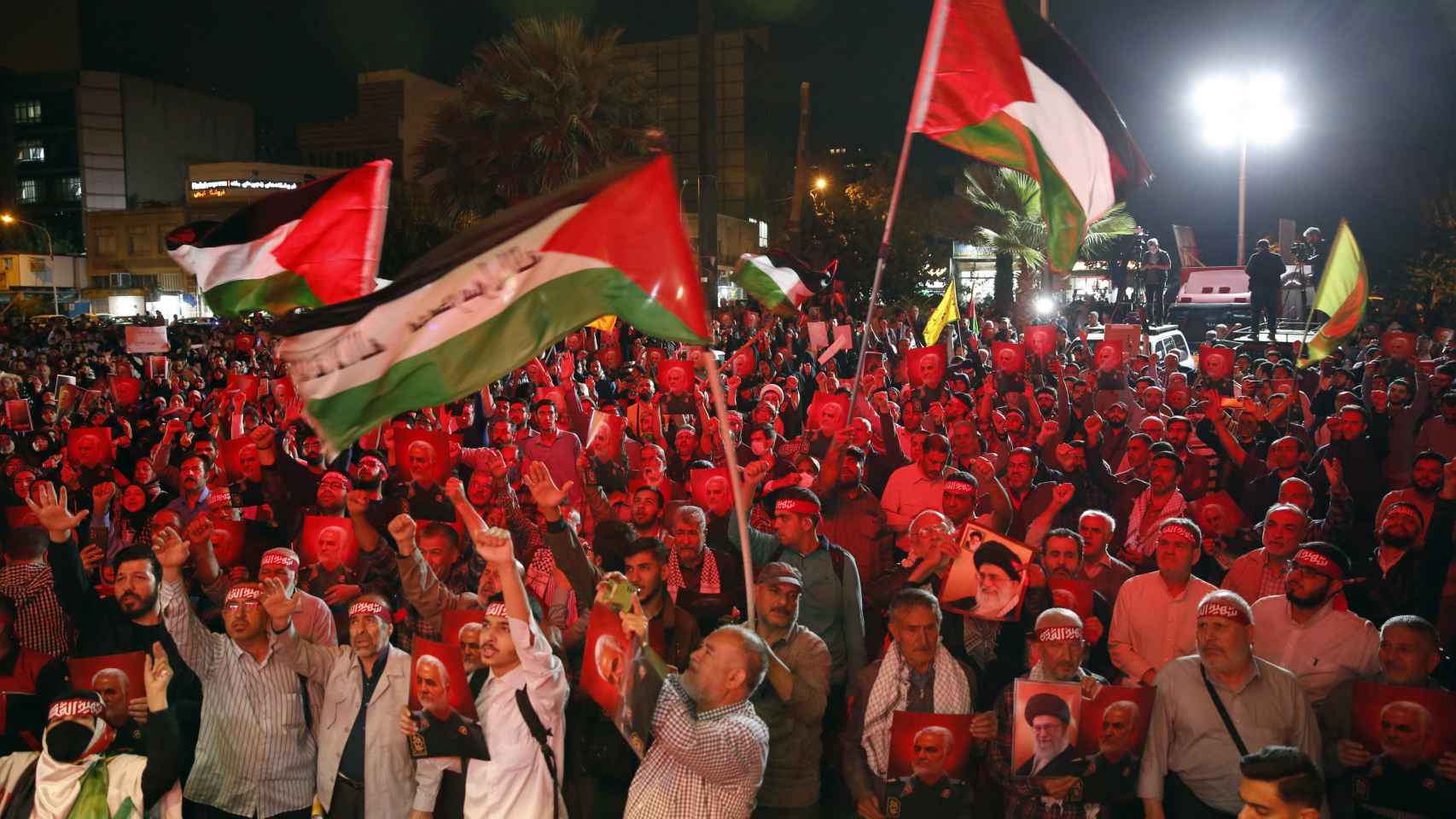 Los partidarios iraníes de Hezbollá ondean banderas palestinas durante una celebración de los ataques de Hamas contra Israel, para expresar solidaridad con los palestinos en la Franja de Gaza.
