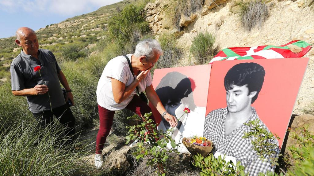 El homenaje de la familia de Lasa y Zabala pide en la fosa de Busot.