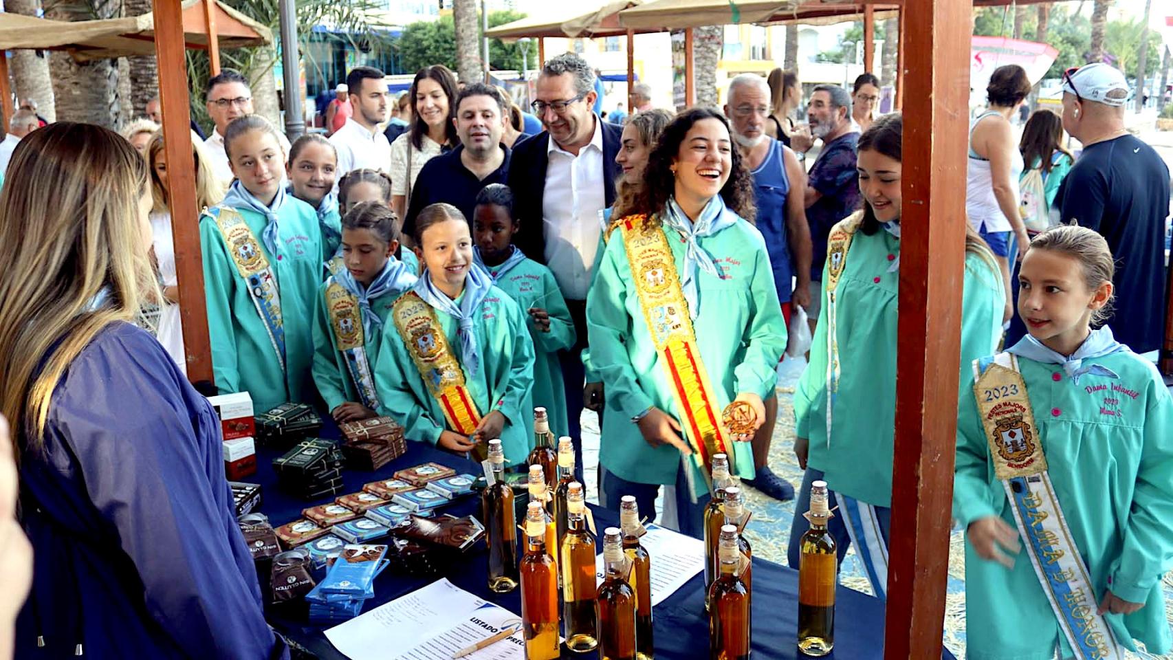 El alcalde de Benidorm Toni Pérez con las reinas de las fiestas en la Feria del 9 d’Octubre.