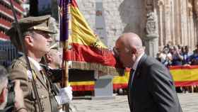El alcalde de Valladolid, Jesús Julio Carnero, participa en la Jura de Bandera para personal civil