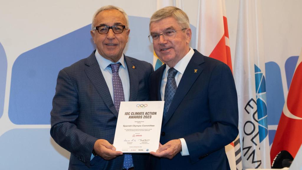 Alejandro Blanco recibe de Thomas Bach el Premio Acción Climática x Viajes Sostenibles