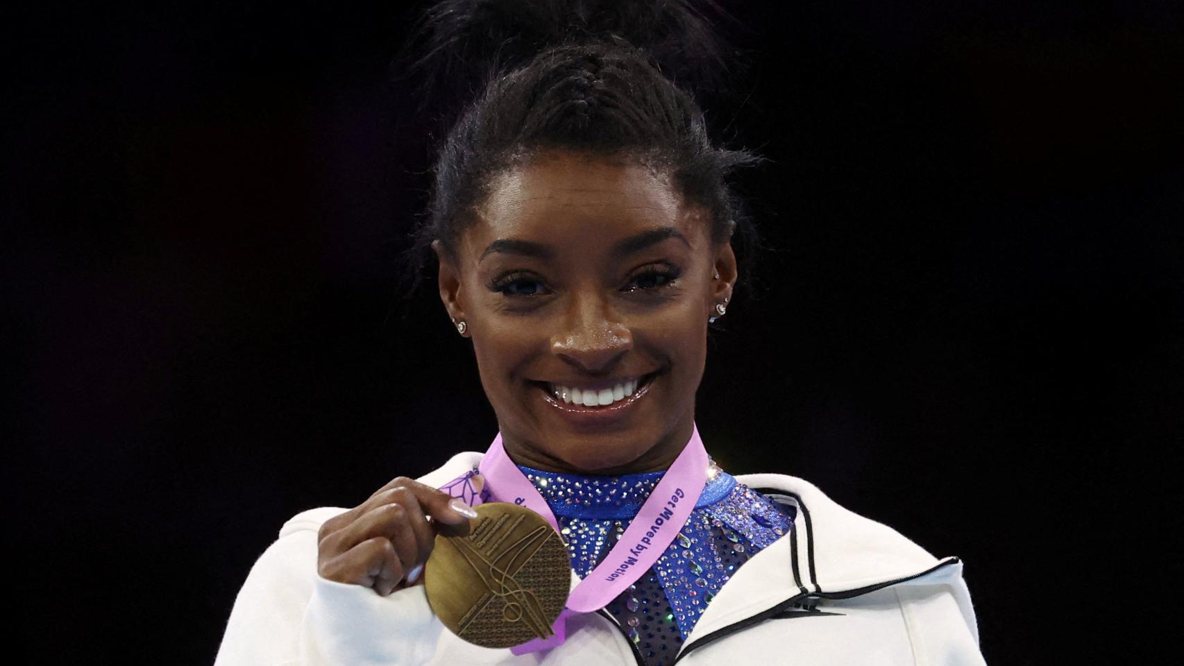 Simone Biles posa con la medalla de oro en Amberes