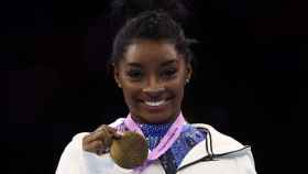 Simone Biles posa con la medalla de oro en Amberes