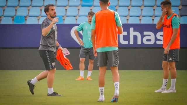Manolo Sánchez dirige un entrenamiento del Málaga CF