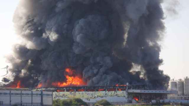 Una estructura en llamas después de un impacto directo en la ciudad israelí de Gedera tras el lanzamiento de cohetes desde Gaza.