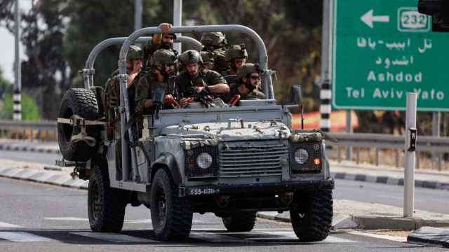 El ejército israelí avanza por una carretera en el sur de Israel el pasado 7 de octubre.