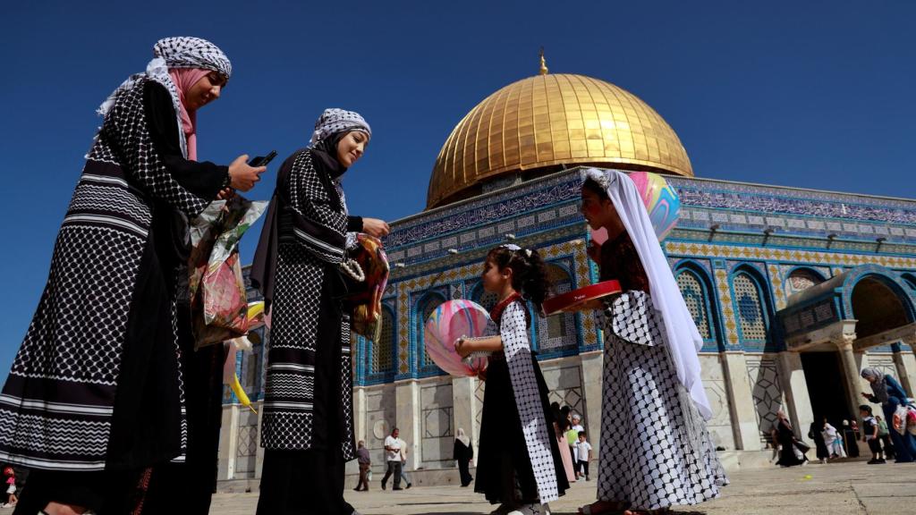 Una familia musulmada, frente a la mezquita