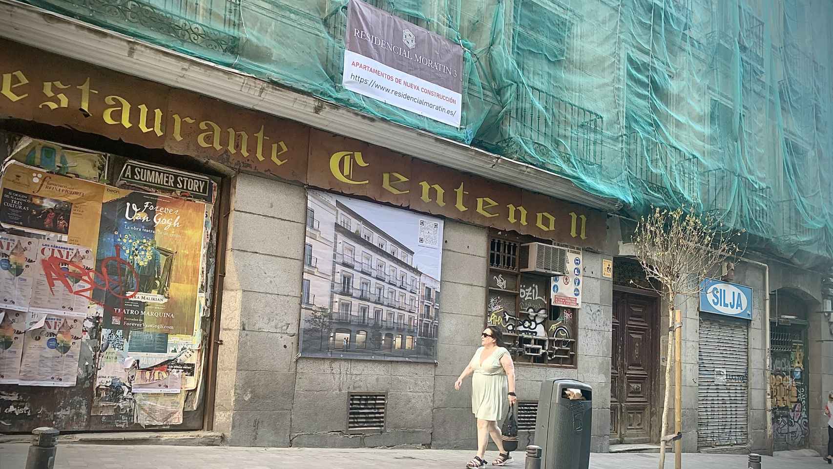 La puerta del edificio de Moratín 3, donde se ve el cartel de la nueva promoción.