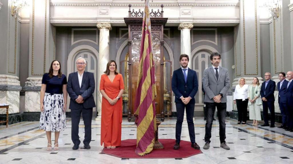 La alcaldesa de Valencia, junto a la Corporación municipal, en el traslado de la 'Real Senyera'. EE