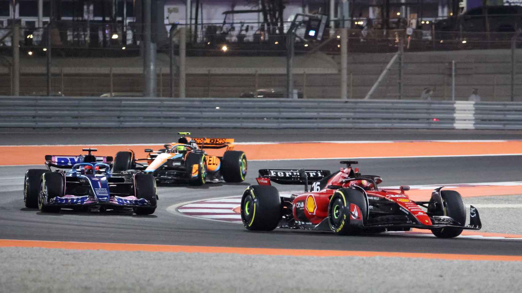 Leclerc comanda un grupo en el GP de Qatar.