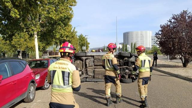 El vehículo accidentado ha quedado volcado lateralmente.