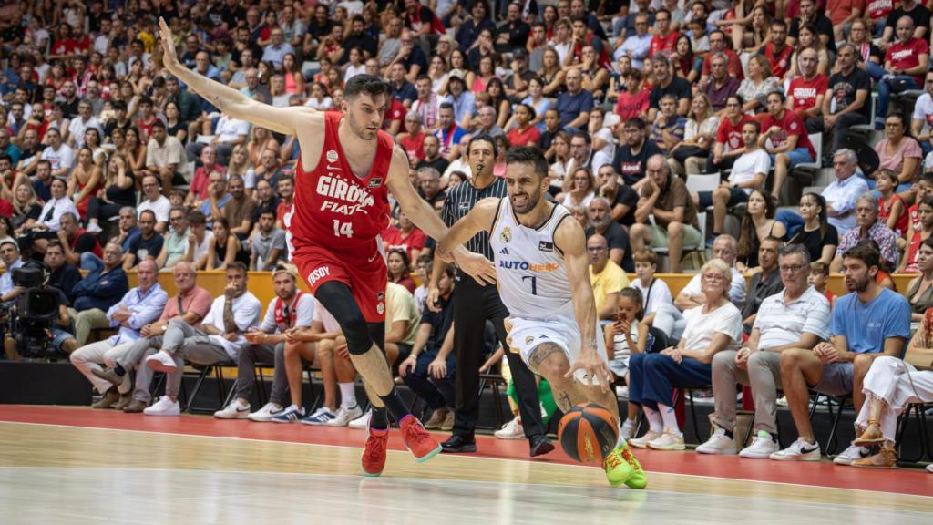 Campazzo trata de zafarse de un jugador del Girona