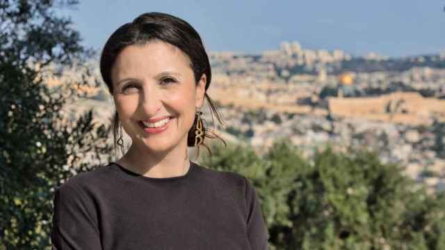 Fleur Hassan-Nahoum, vicealcaldesa de relaciones exteriores, desarrollo y turismo de Jerusalén, sonríe en su ciudad.