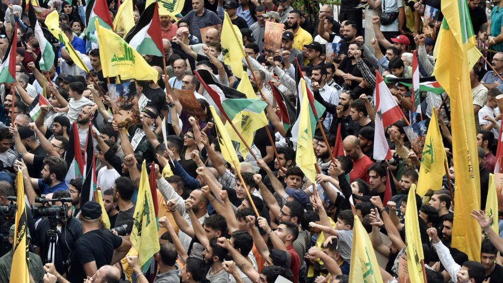 Varias banderas de Hezbolá ondean en una manifestación en solidaridad con Palestina, este domingo en Beirut.