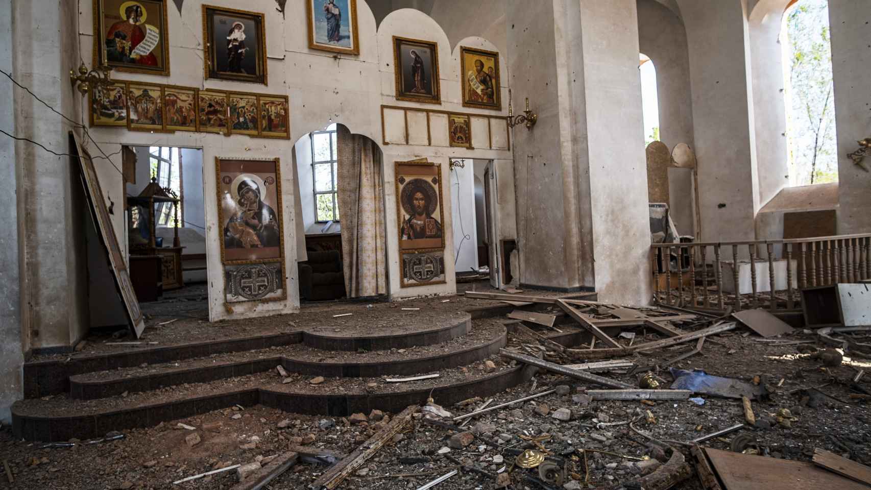 Interior de una iglesia de Orejov, destruida por los bombardeos.