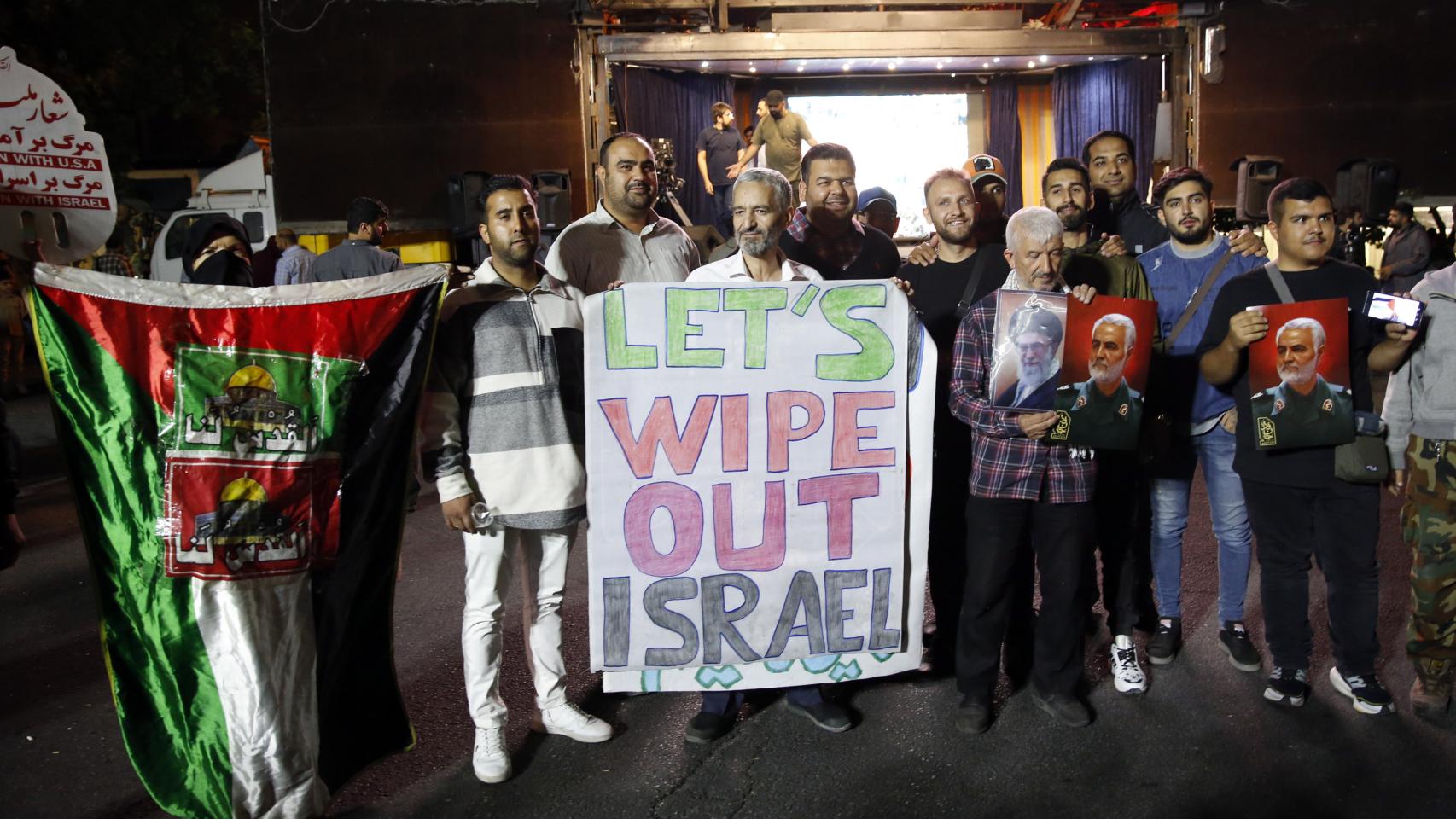 Varios iraníes celebran el ataque de Hamás con un cartel que reza: Borremos a Israel del mapa.