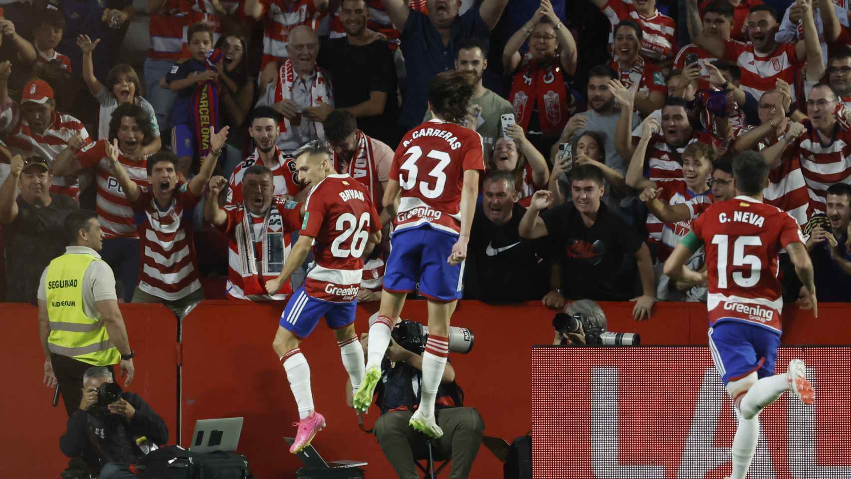 Bryan Zaragoza celebra su primer gol ante el Barcelona.