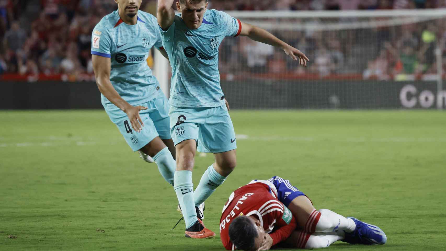 Sergi Roberto se queja de la caída de Callejón en el segundo gol.