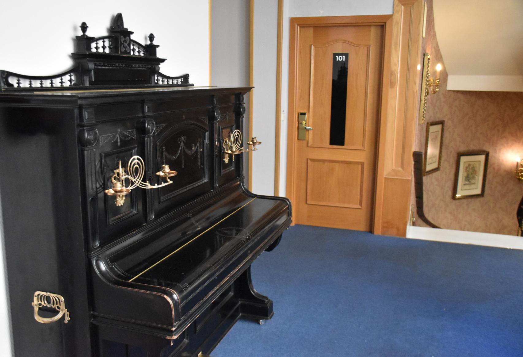 Uno de los pianos que hay en el Hotel Imperial. Este, en concreto, era el de Carmen San José, madre de José Luis Abellán