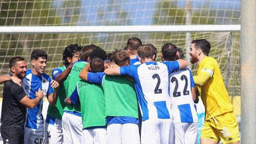 El equipo celebra la victoria ante el Peña Indepediente de Ibiza.