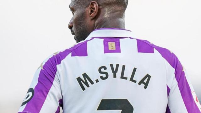 Mamadou Sylla en un partico con el Pucela