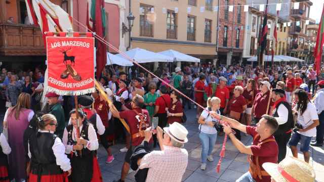 Cervera de Pisuerga (Palencia) acoge los actos del XXXVIII Día de la Provincia, en la imagen exhibición de los pendones concejiles