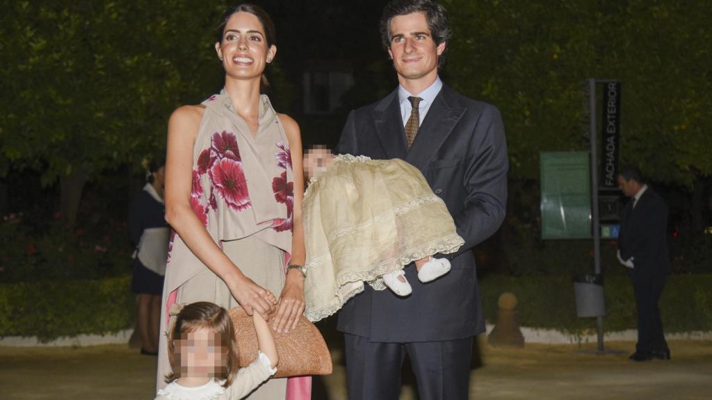 Los duques de Huéscar junto a sus hijas tras el bautizo de Sofía.