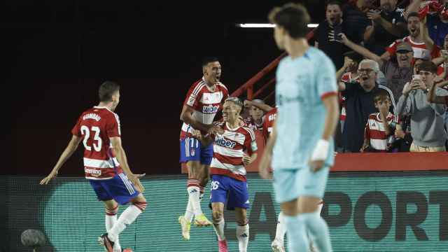 Los jugadores del Granada celebran el 1-0 ante el Barça