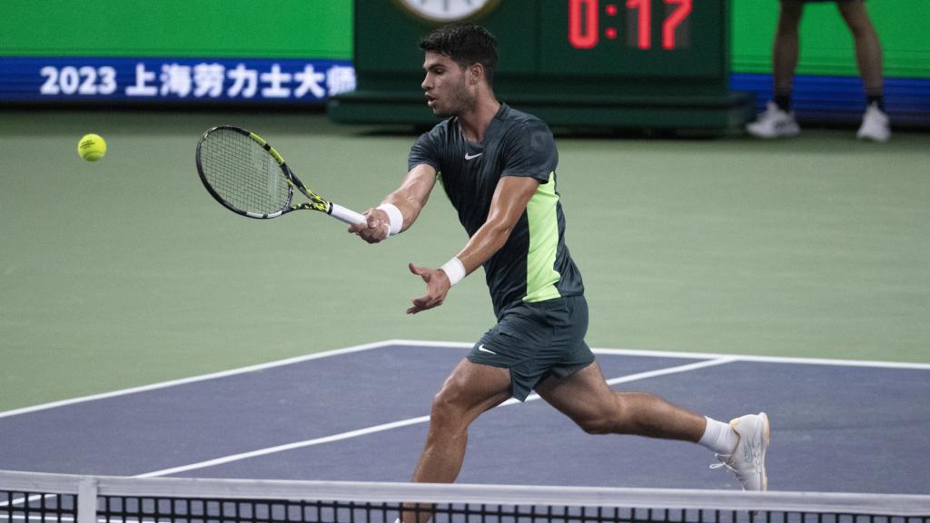 Carlos Alcaraz, durante su primer partido en el Masters 1000 de Shanghái.