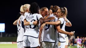 Las jugadoras del Real Madrid Femenino celebran el gol de la victoria de Signe Bruun frente al Villarreal.