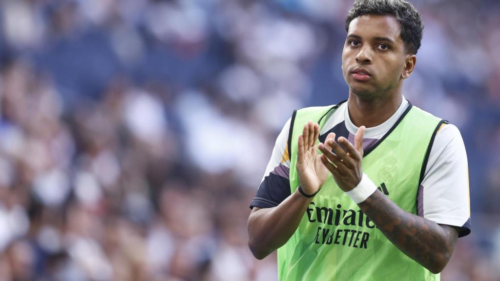 Rodrygo aplaude a la afición antes del encuentro frente a Osasuna.