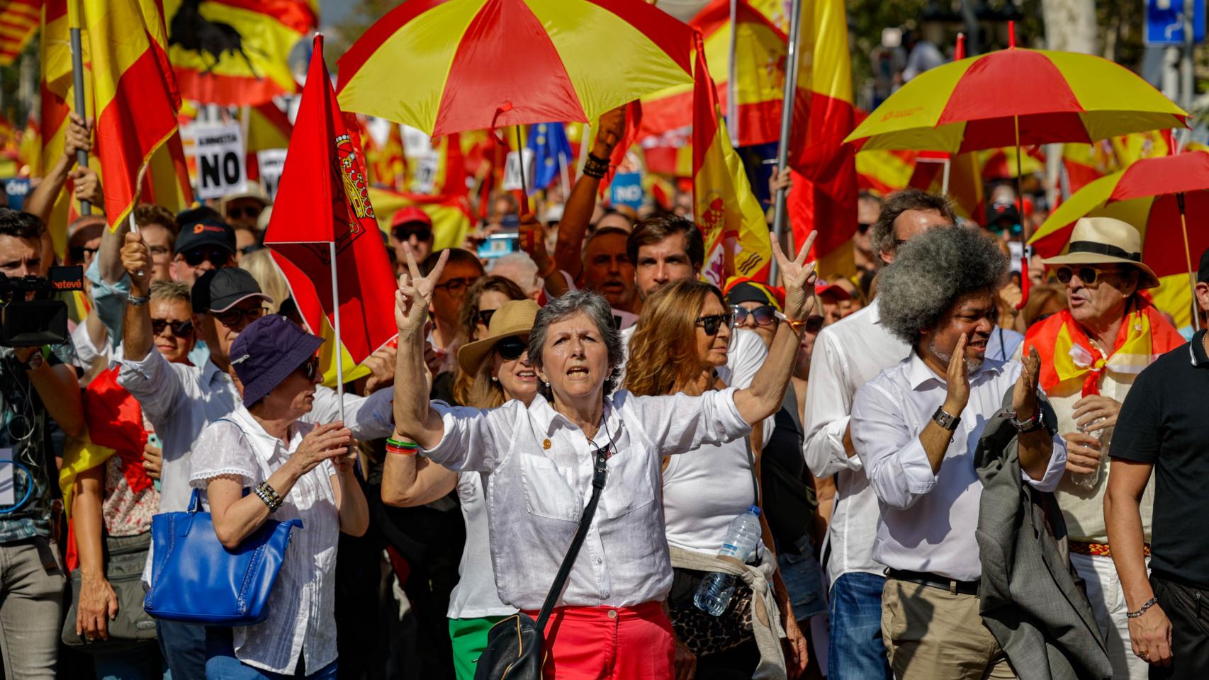 Miles de personas protestan durante la manifestación de SCC contra la amnistía en Barcelona.