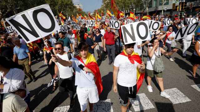 Manifestantes en el centro de Barcelona protestan este domingo contra la amnistía.