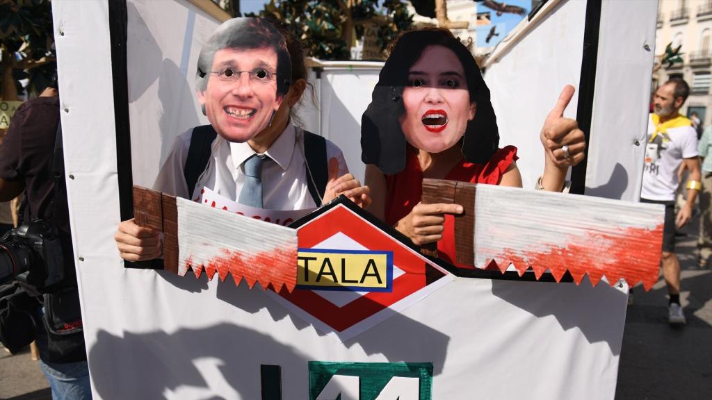 Dos de los manifestantes contra la tala de árboles en la Puerta del Sol.