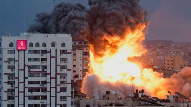 Un edificio en Gaza explosiona tras la contraofensiva israelí.