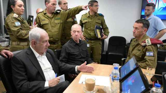 Una fotografía proporcionada por la Oficina de Prensa del Gobierno israelí muestra al Primer Ministro israelí, Benjamin Netanyahu, durante una reunión de evaluación de la situación en Tel Aviv.