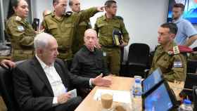 Una fotografía proporcionada por la Oficina de Prensa del Gobierno israelí muestra al Primer Ministro israelí, Benjamin Netanyahu, durante una reunión de evaluación de la situación en Tel Aviv.