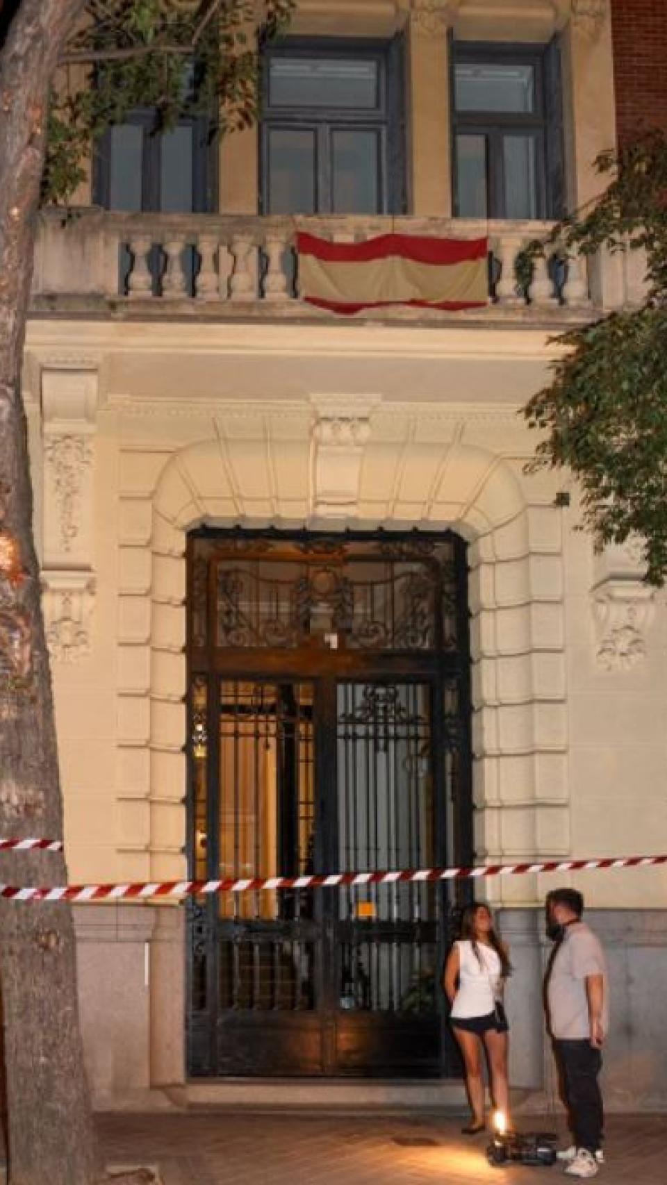 La fachada de la casa de Carmen Lomana, acordonada.