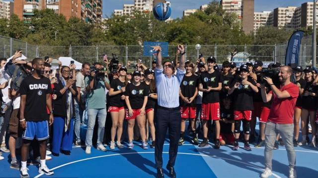 El alcalde de Madrid, José Luis Martínez-Almeida, juega al baloncesto durante su visita de dos pistas donadas por los Dallas Mavericks.