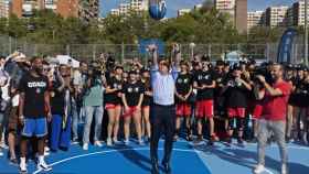 El alcalde de Madrid, José Luis Martínez-Almeida, juega al baloncesto durante su visita de dos pistas donadas por los Dallas Mavericks.