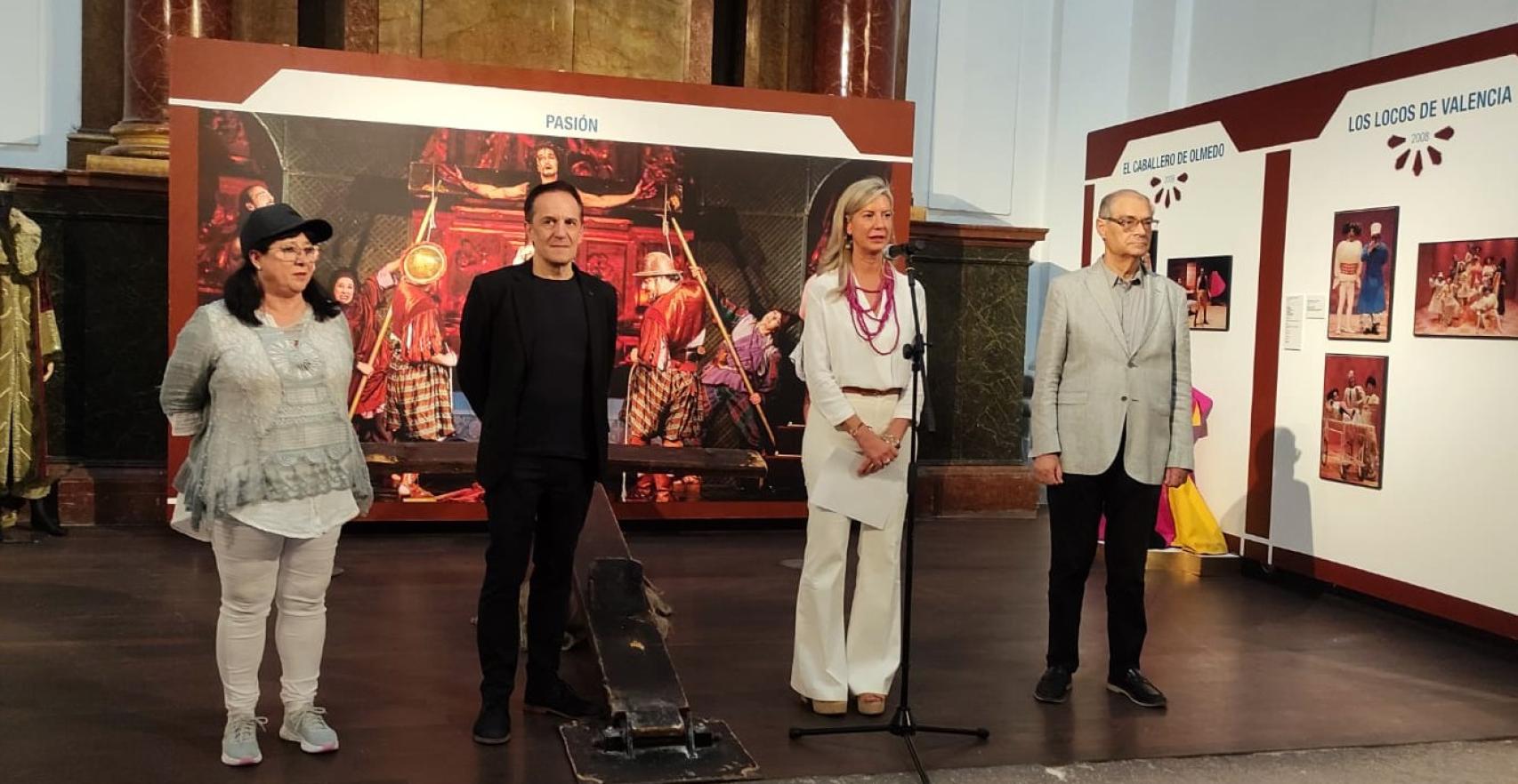 La concejala de Educación y Cultura, Irene Carvajal, el director de Teatro Corsario, Jesús Peña; y el catedrático de Literatura Española de la Universidad de Valladolid, Germán Vega; en la presentación de la exposición 'Teatro Corsario. 40 años' en Las Francesas