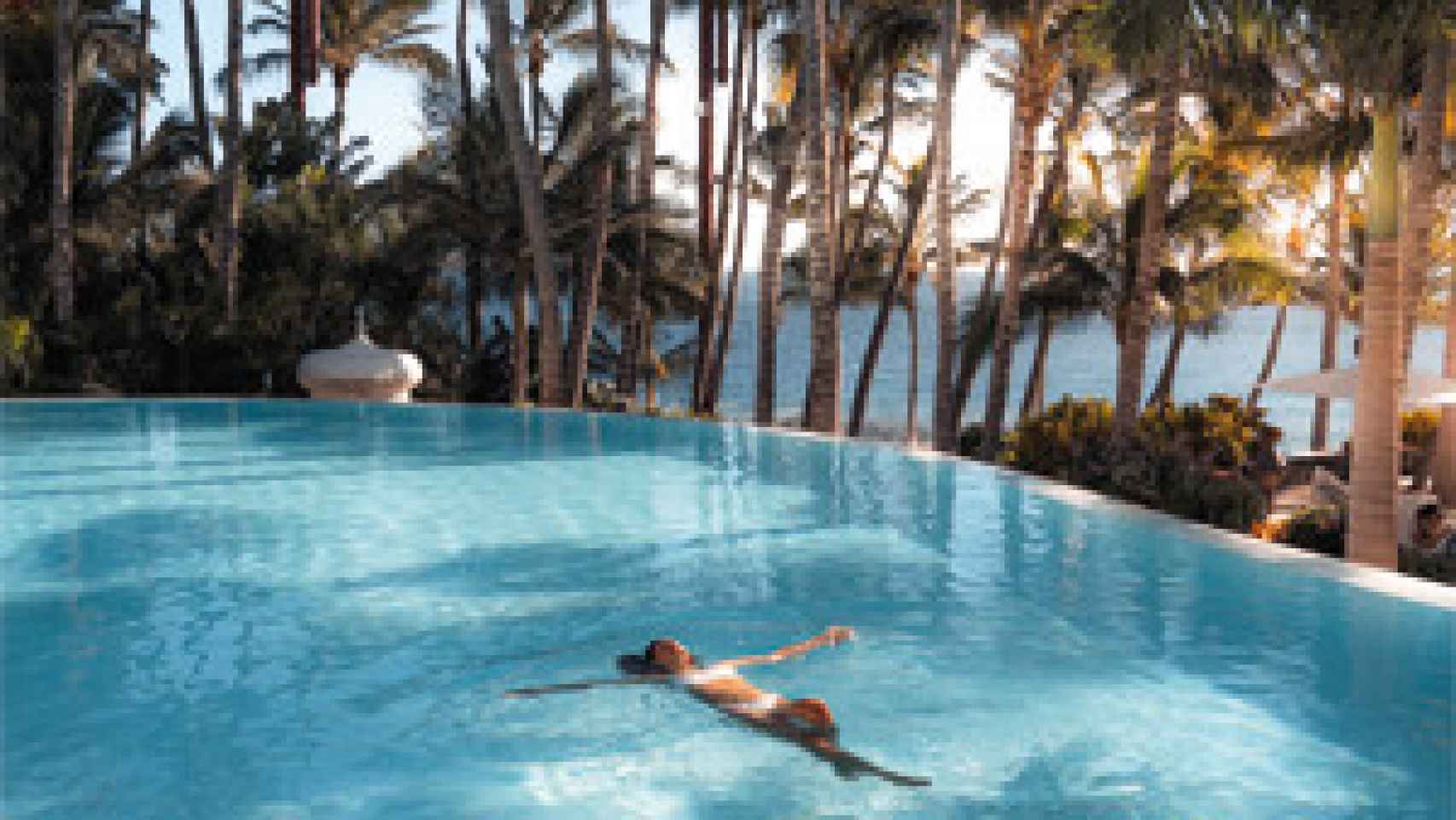 La piscina del Hotel Fariones junto al mar.
