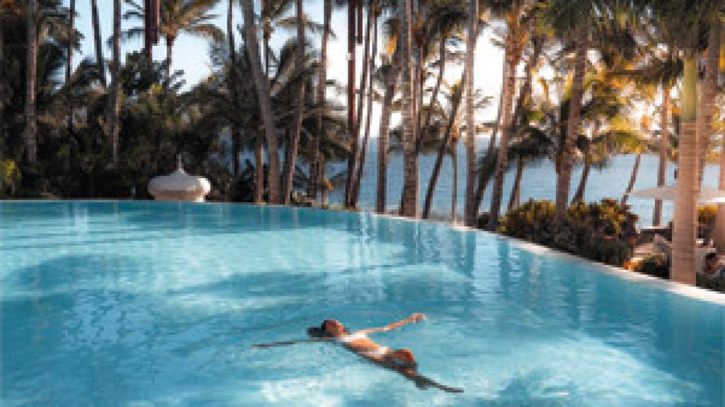 La piscina del Hotel Fariones junto al mar.