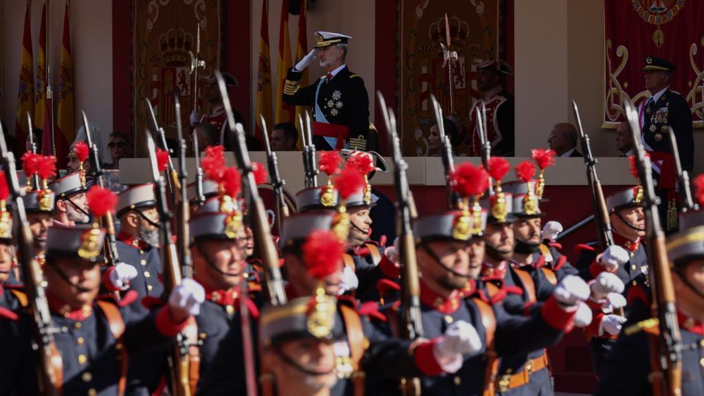 El Rey Felipe VI mientras desfila la Guardia Real durante el acto solemne de homenaje a la bandera nacional y desfile militar en el Día de la Hispanidad, a 12 de octubre de 2022, en Madrid.