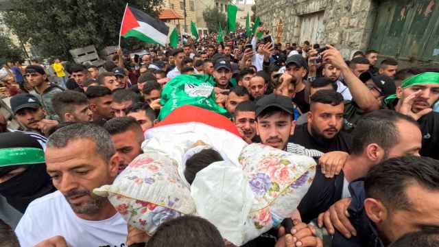 Palestinos en Cisjordania entierran a hombres asesinados por las fuerzas israelíes.