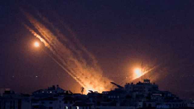 Lanzamiento de cohetes desde Gaza hacia Israel.