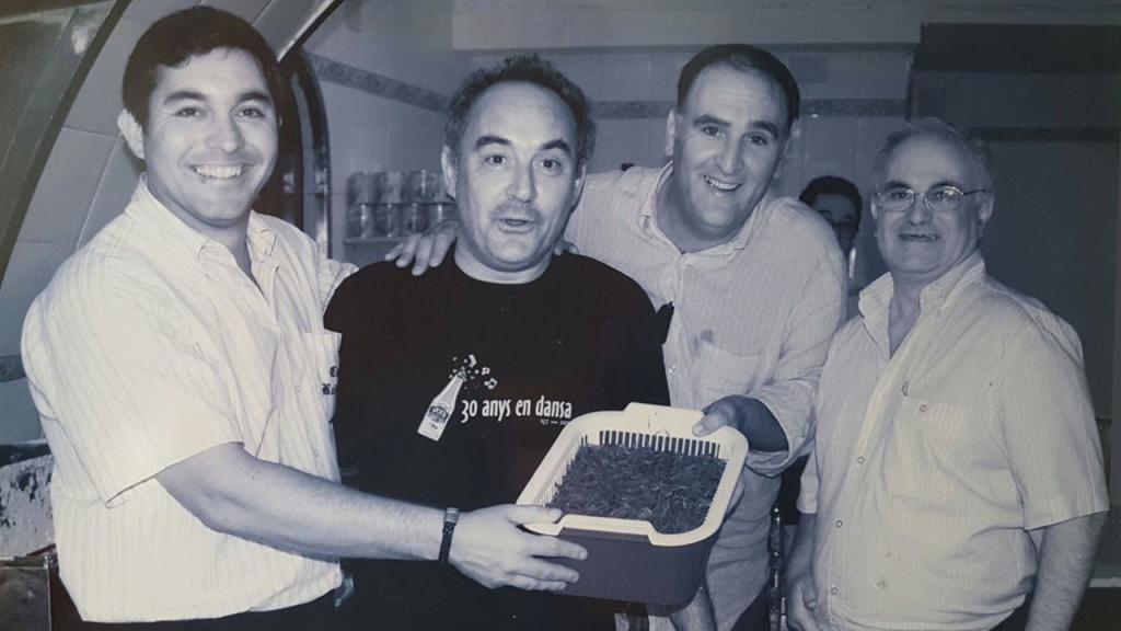 Ferran Adrià (2i.) y José Andrés (2d.), junto a miembros de la familia Izquierdo en Casa Balbino.